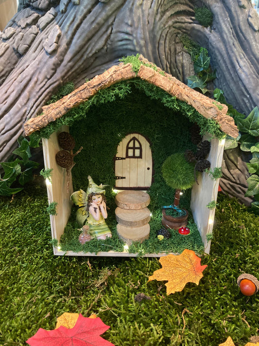 Cabane en bois féerique de CREATY, ornée de mousse naturelle, un accessoire enchanteur pour votre jardin qui suscite l'imagination.
