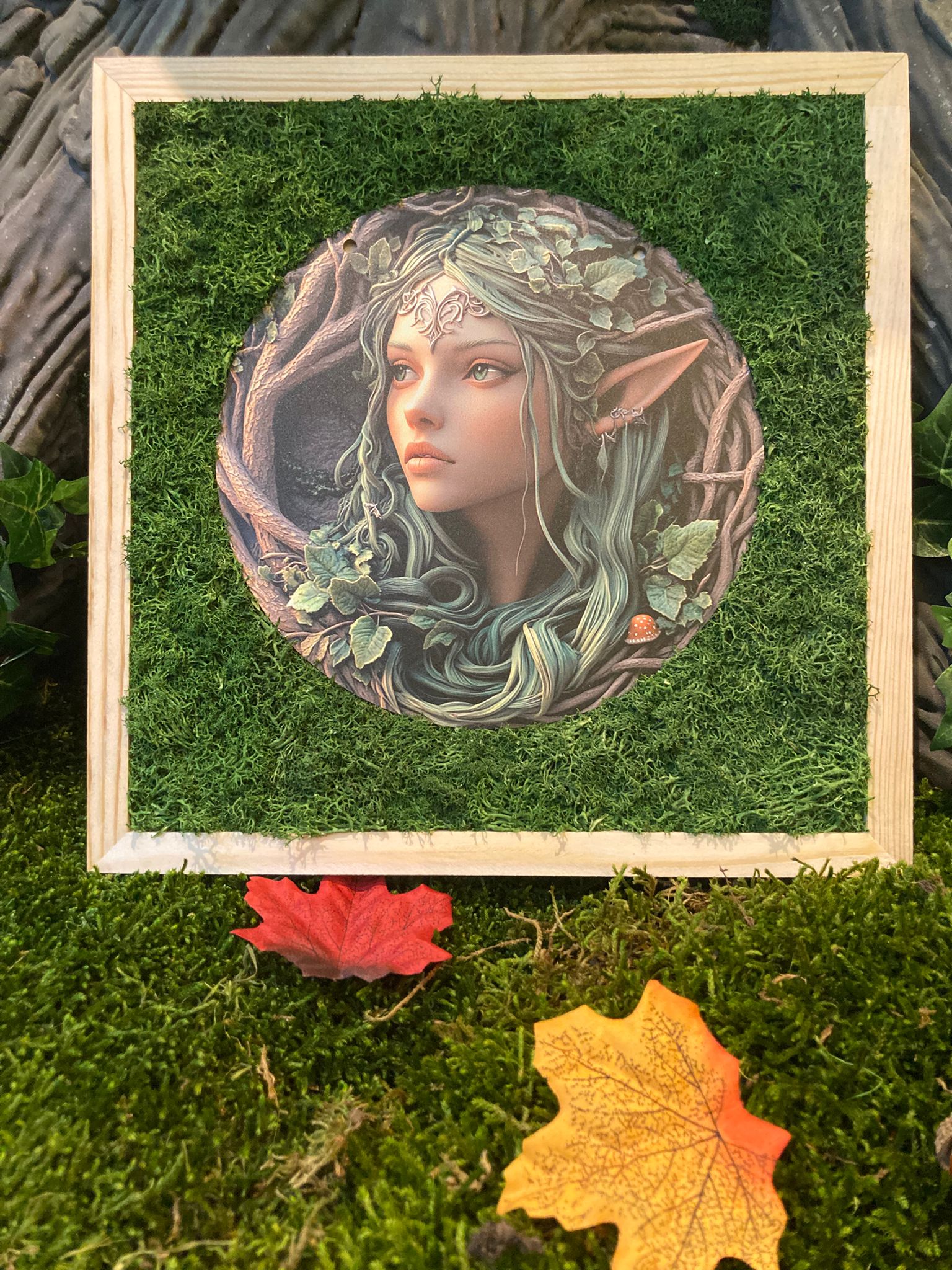 Cadre Elfique de Créaty, une œuvre artisanale en mousse naturelle qui invite à l'évasion et embellit votre intérieur avec une touche féerique.