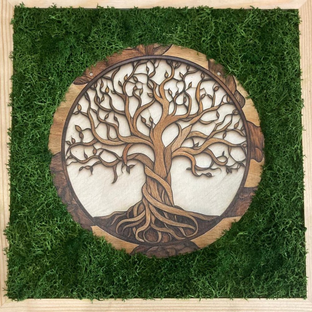 Cadre féerique – Arbre de Vie et mousse enchantée créé par Créaty, magnifiant la beauté naturelle du bois et la délicatesse de la mousse dans une composition artistique enchanteresse.