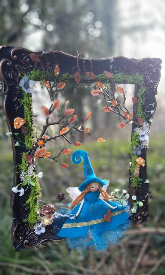 Cadre féerique lumineux avec petite fée en feutrine par La Fée Bidouille, œuvre baroque et unique, ajoutant une touche magique à votre intérieur.
