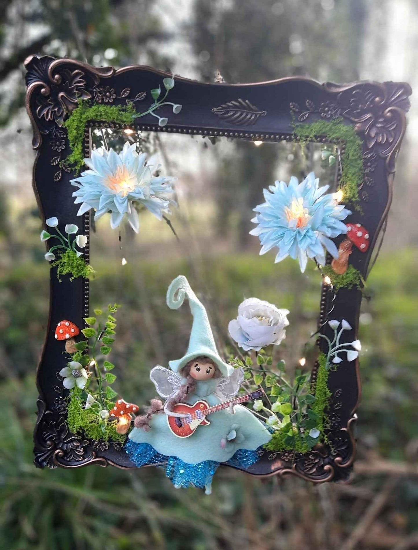 Cadre féerique lumineux avec sa petite fée - un modèle baroque unique de La Fée Bidouille, parfait pour une ambiance magique dans votre intérieur.