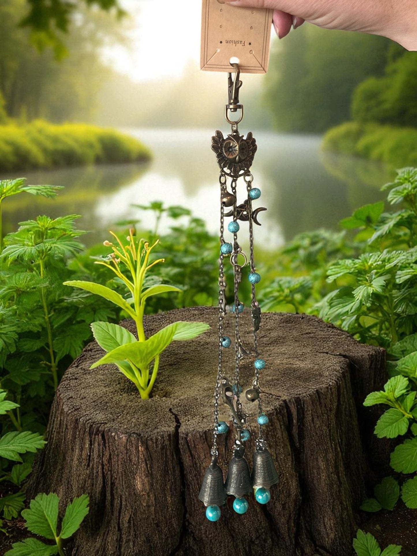Détails artisanaux du carillon de maison/sorcière de LhanisaCréa, alliant métal et bois pour une décoration intérieure sereine.