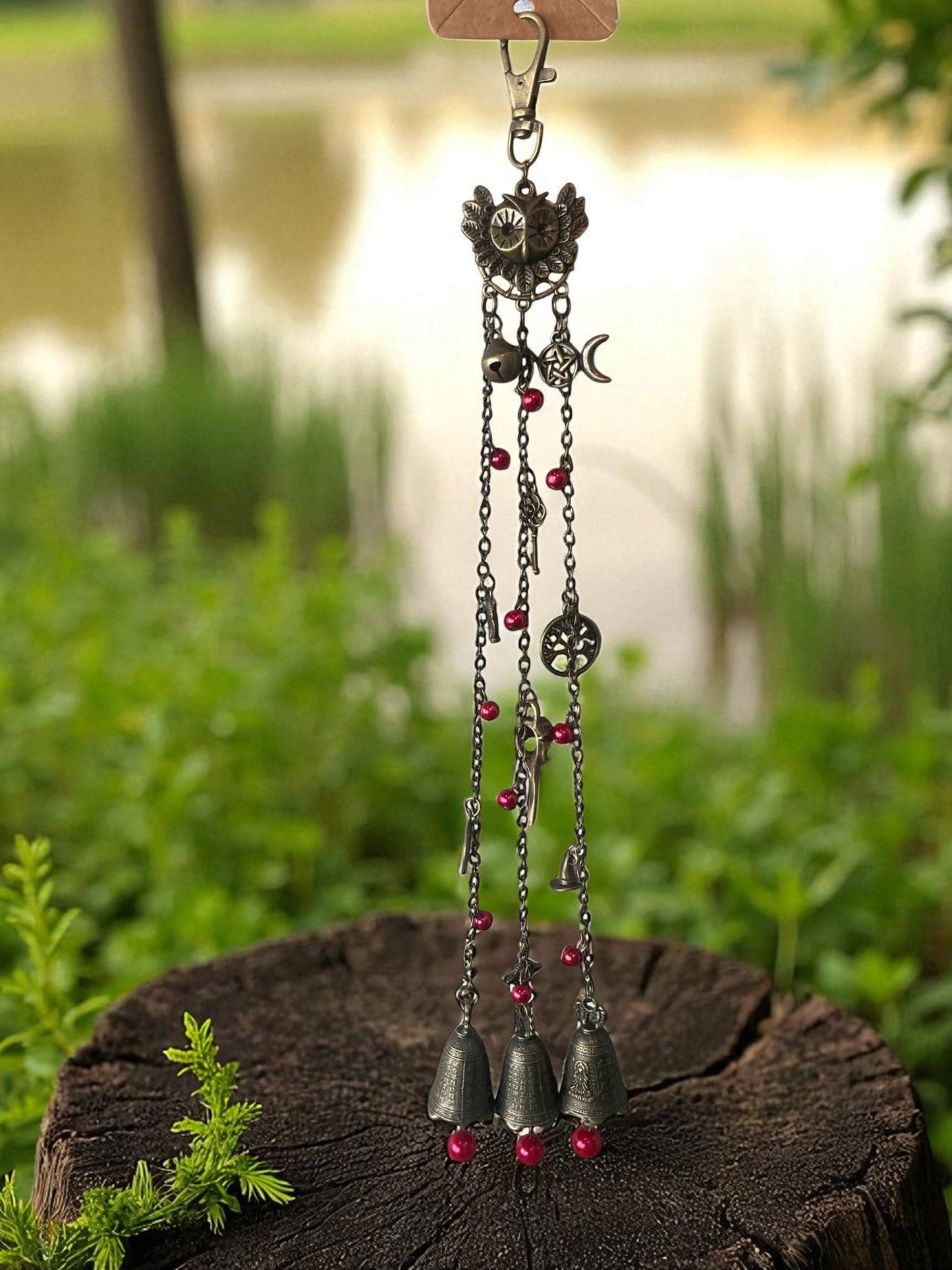 Carillon de maison/sorcière de LhanisaCréa, conçu pour élever les vibrations et éloigner les énergies négatives tout en embellissant votre espace.