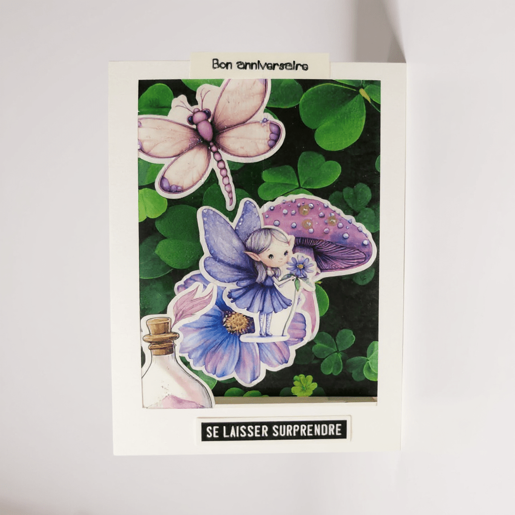 Carte cadre artisanale 'Fée se laisser surprendre' de La Carterie de Fanny, mettant en scène une fée suspendue dans une atmosphère lumineuse, idéale pour ajouter une touche de magie à vos messages.