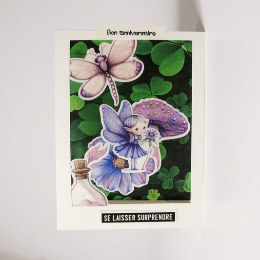 Carte cadre artisanale 'Fée se laisser surprendre' de La Carterie de Fanny, mettant en scène une fée suspendue dans une atmosphère lumineuse, idéale pour ajouter une touche de magie à vos messages.