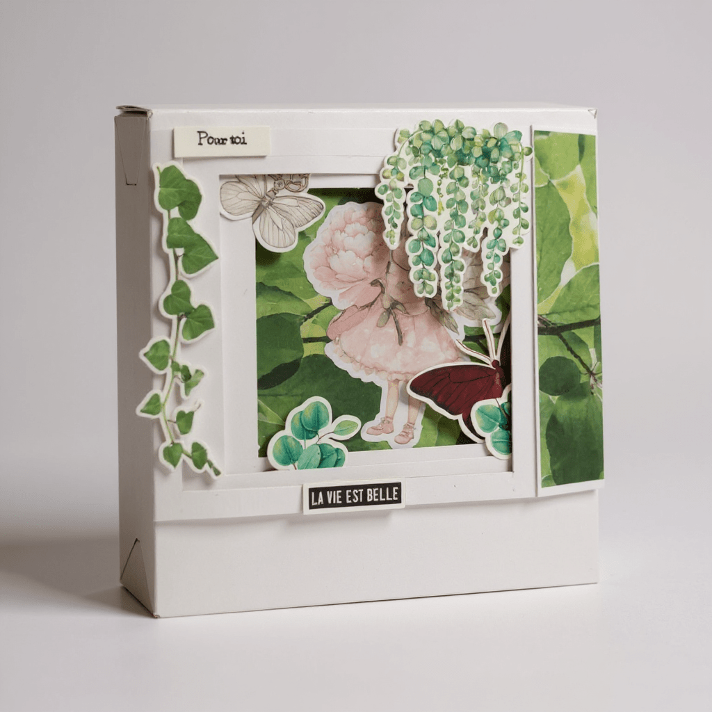 Carte Tunnel 'La vie est belle' de La Carterie de Fanny, illustrant un voyage vers le bonheur avec des découpes florales délicates et des nuances pastel enchanteresses.