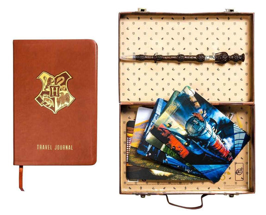 Détails du Coffret de voyage Harry Potter : Retour à Poudlard Insight Editions - Inclus un journal de voyage, un stylo en forme de Baguette de Sureau et des cartes postales magiques, disponible chez Ankorstore.