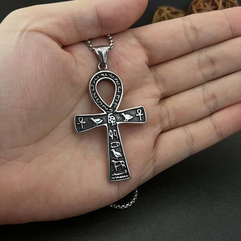 Vue du collier Hip Hop Vintage avec pendentif Ankh de GemMeet, un bijou léger et audacieux.