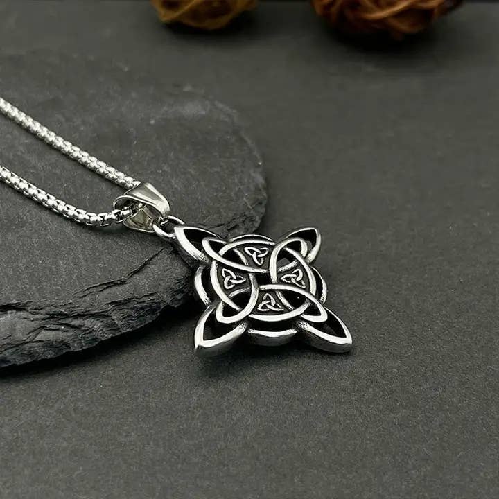 Vue artistique du collier à pendentif en forme de nœud celtique nordique viking de GemMeet - Alliant tradition et modernité.
