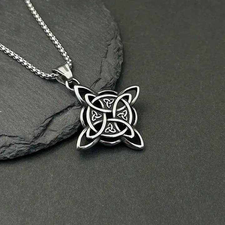 Collier à pendentif en forme de nœud celtique nordique viking de GemMeet - Un bijou mystique en acier inoxydable, idéal pour sublimer votre style.