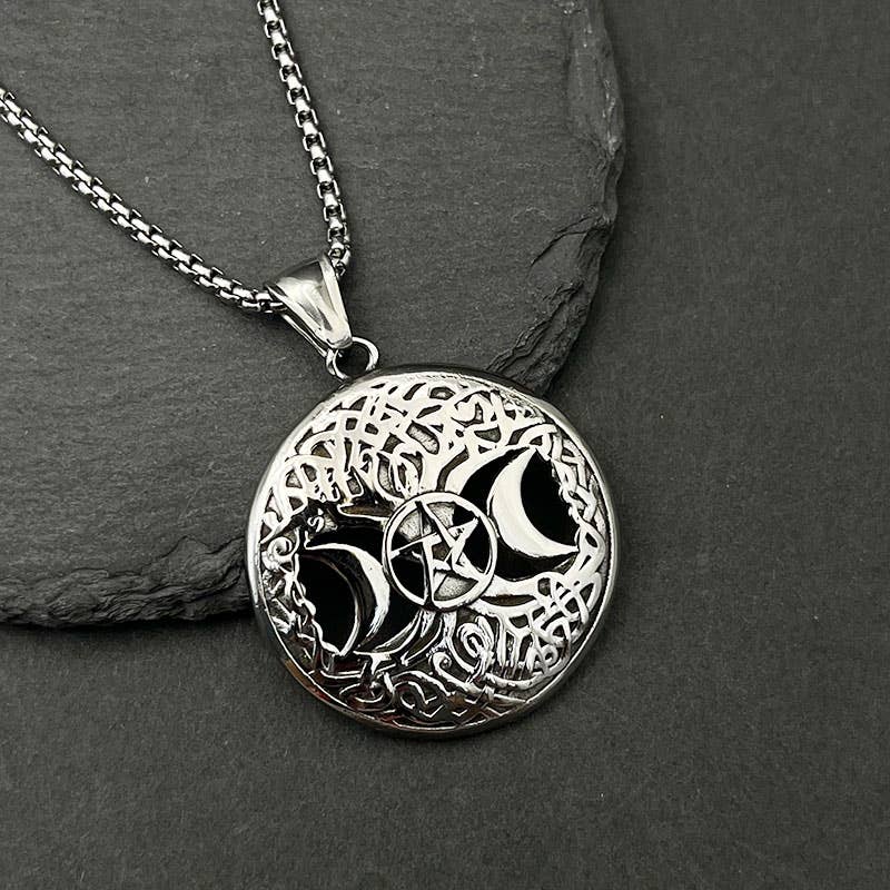Zoom sur le pendentif ajouré du collier rétro Hip-Hop Hollow Star Moon Tree of Life de GemMeet, illustrant ses détails raffinés et son symbole de l'arbre de vie.