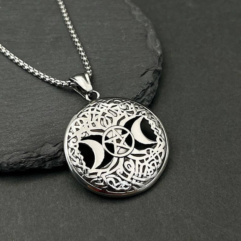 Collier à pendentif rétro Hip-Hop Hollow Star Moon Tree of Life de GemMeet, mettant en valeur un design élégant avec des motifs de lune et d'étoiles.