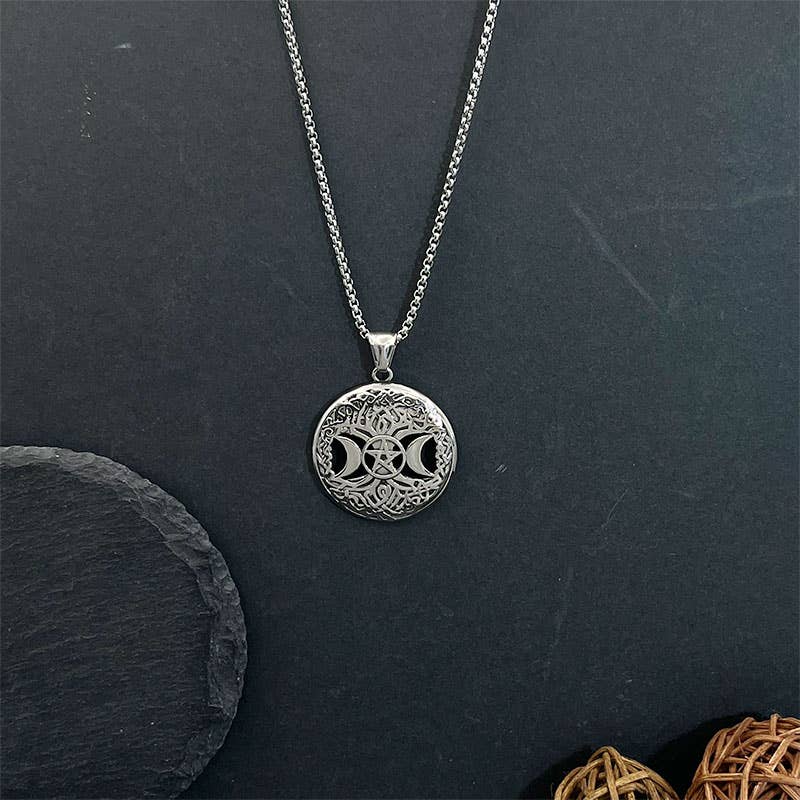 Vue d'ensemble du collier à pendentif rétro Hip-Hop Hollow Star Moon Tree of Life de GemMeet porté sur une tenue stylée, ajoutant une touche unique et audacieuse.