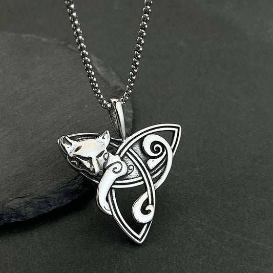 Collier à pendentif vintage en forme de nœud celtique Hip Hop Viking de GemMeet, une pièce unique alliant élégance et audace inspirée par les cultures anciennes.