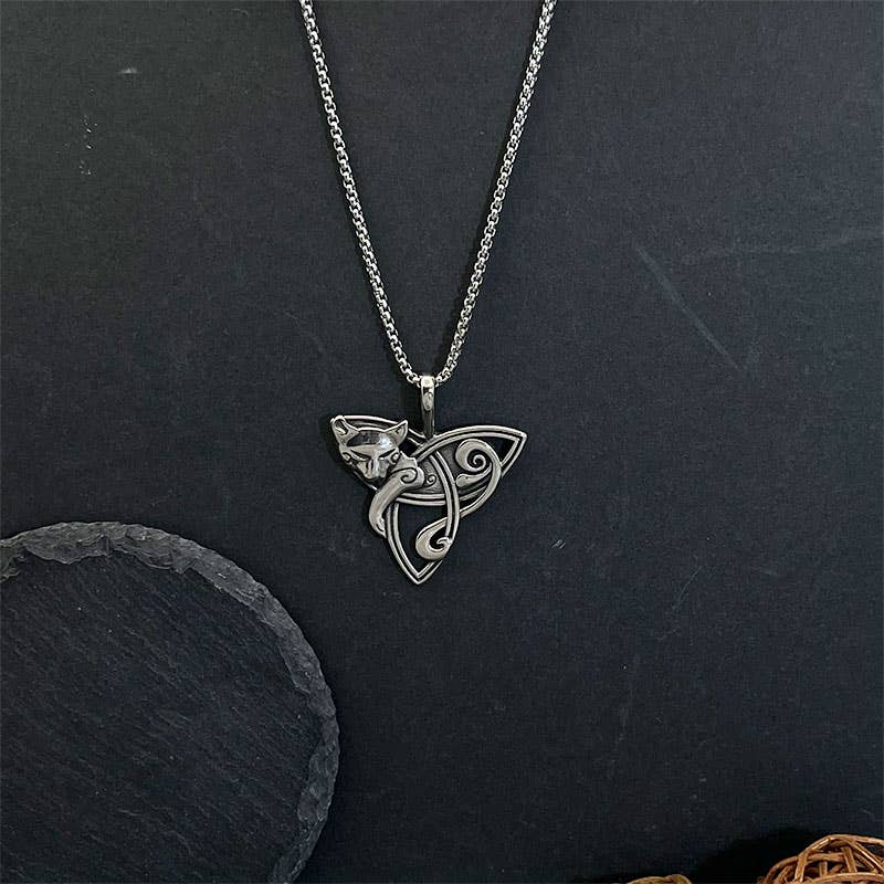 Détail du pendentif en nœud celtique sur le collier vintage GemMeet, symbole d'éternité et d'interconnexion allié à un design moderne.