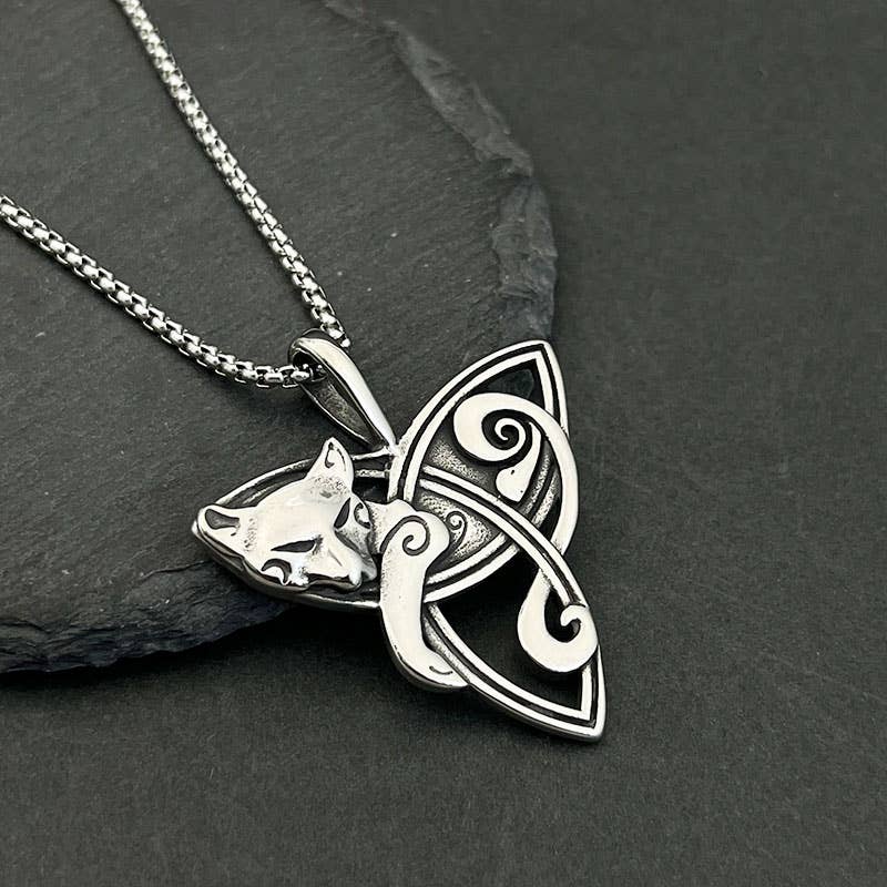 Collier à pendentif vintage en forme de nœud celtique par GemMeet, une fusion audacieuse d'élégance inspirée par les cultures Hip Hop et Viking.