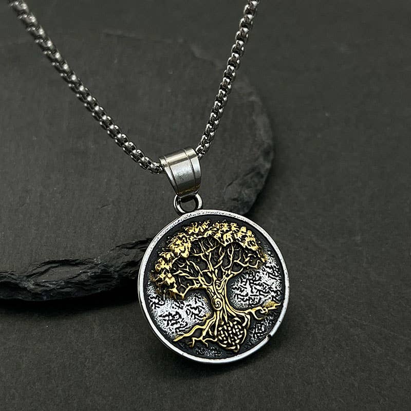 Vue détaillée du collier à pendentif vintage Viking Arbre de vie de GemMeet, mettant en avant sa finition en métal argenté.