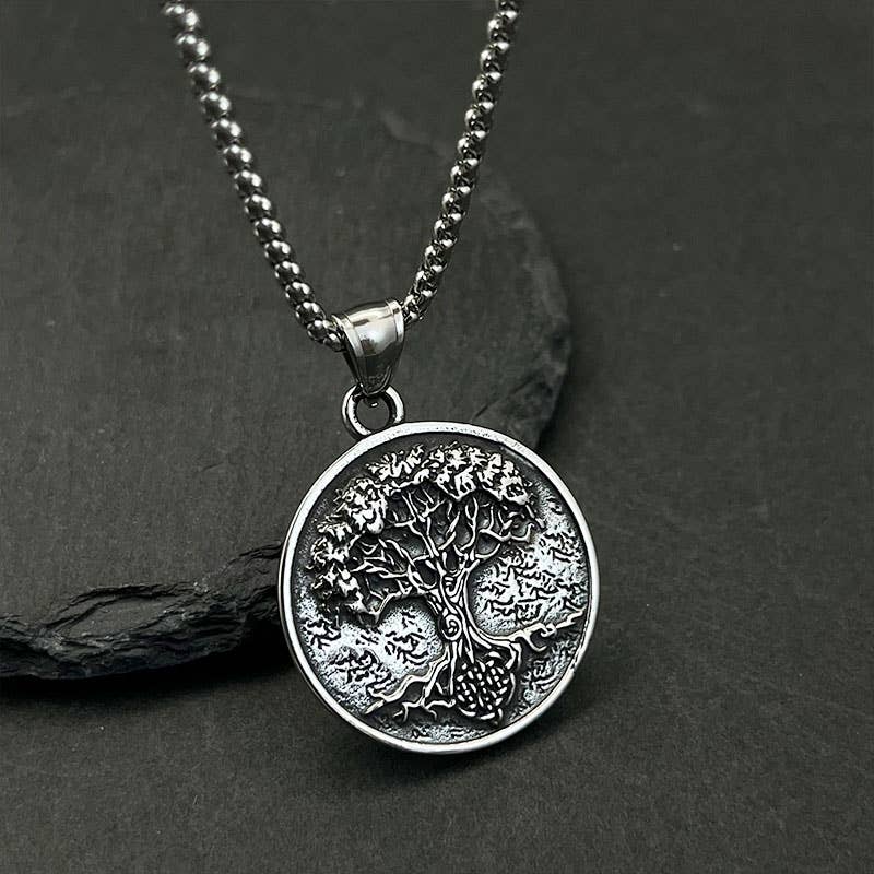 Vue complète du collier à pendentif vintage Viking Arbre de vie de GemMeet, une pièce intemporelle qui attire tous les regards.