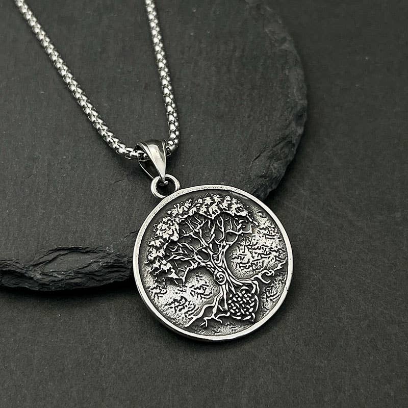 Détail fascinant du collier à pendentif vintage Viking Arbre de vie par GemMeet, fabriqué en acier inoxydable avec une finition métal argenté.