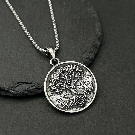 Détail fascinant du collier à pendentif vintage Viking Arbre de vie par GemMeet, fabriqué en acier inoxydable avec une finition métal argenté.