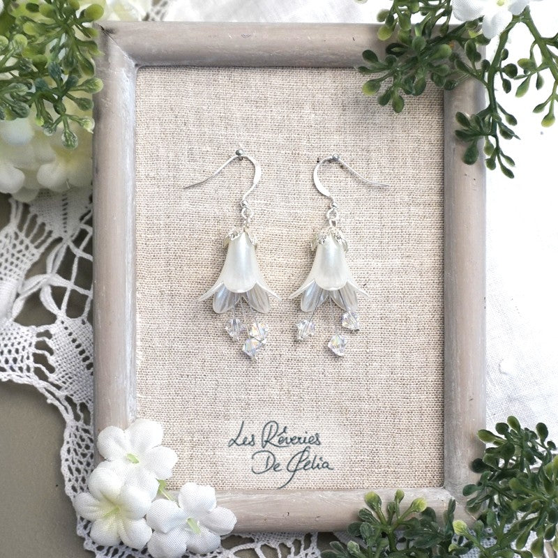 MIRANA - Boucles d'oreilles fleurs blanches nacrées