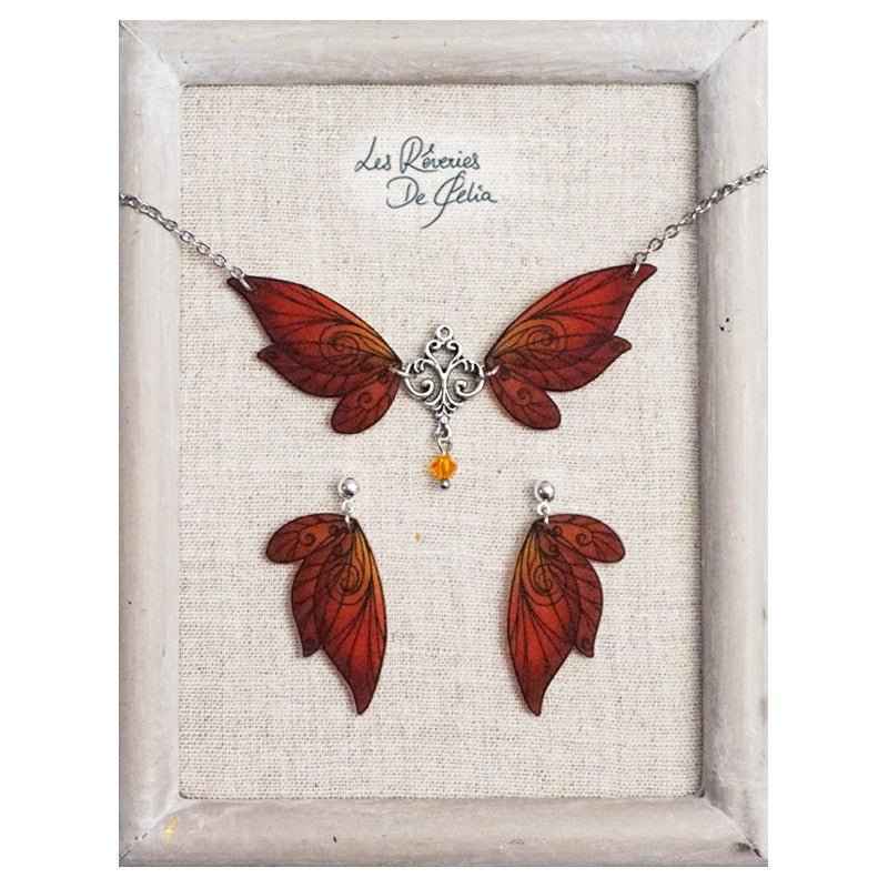 Collier Aldéra et boucles d'oreilles ailes de fée rouge par Les Rêveries de Célia, ornés de cristaux Swarovski, évoquant la magie et l'élégance.