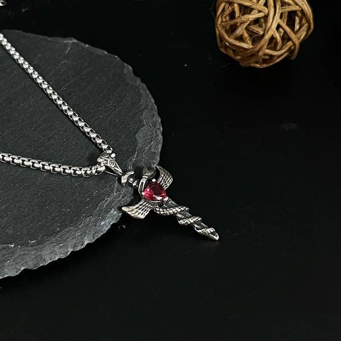 Collier Angel Sword pour homme de GemMeet porté par un modèle, ajoutant une touche de mystère à toute tenue chic.