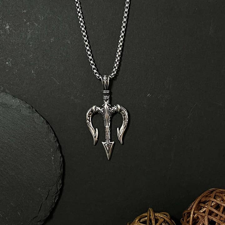 Détails raffinés du Collier Aquaman Trident pour homme de GemMeet, conçu en cuivre plaqué de qualité supérieure AAAAA.