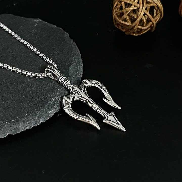 Découvrez le Collier Aquaman Trident pour homme de GemMeet, un bijou audacieux qui évoque la puissance des océans, fait en cuivre plaqué de qualité supérieure AAAAA, parfait pour les amateurs de super-héros.