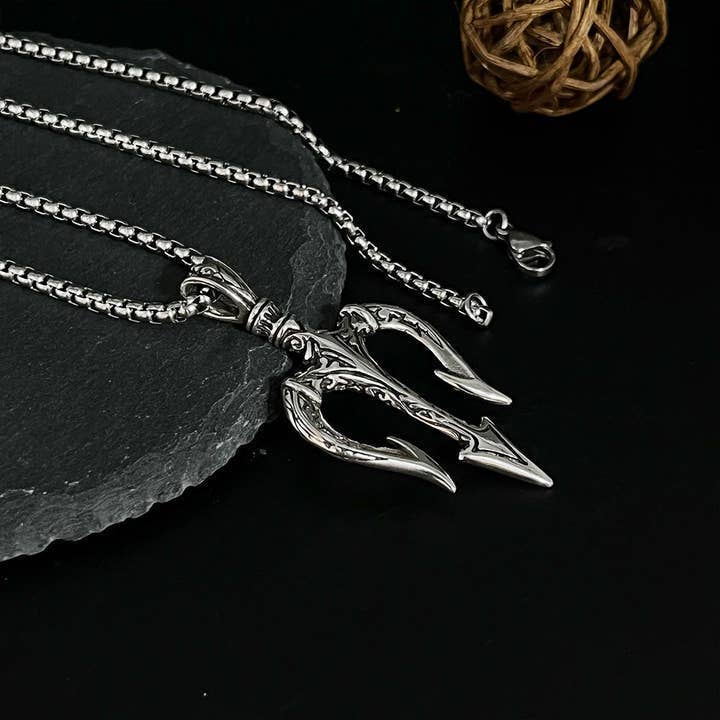 Mise en scène du Collier Aquaman Trident pour homme par GemMeet, un accessoire unique idéal pour les fans de super-héros.