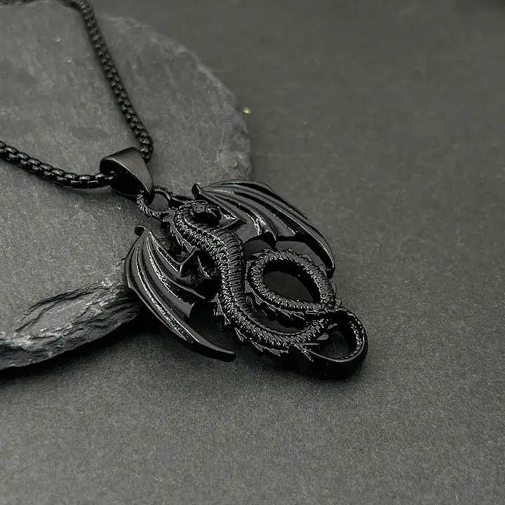 Collier en acier inoxydable noir avec pendentif ptérosaure pour homme, signé GemMeet, ajoutant une touche unique à votre style.