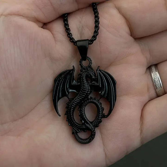 Détails artistiques du collier avec pendentif en forme de ptérosaure noir pour homme, fabriqué par GemMeet, symbole de force ancestrale.