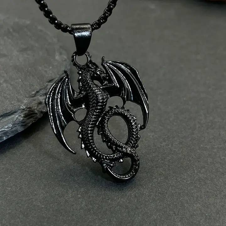 Collier avec pendentif en forme de ptérosaure noir pour homme, proposé par GemMeet, évoquant la préhistoire et le style audacieux.