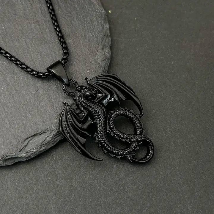 Collier avec pendentif ptérosaure noir pour homme, GemMeet, parfait pour les passionnés de mode et de préhistoire.