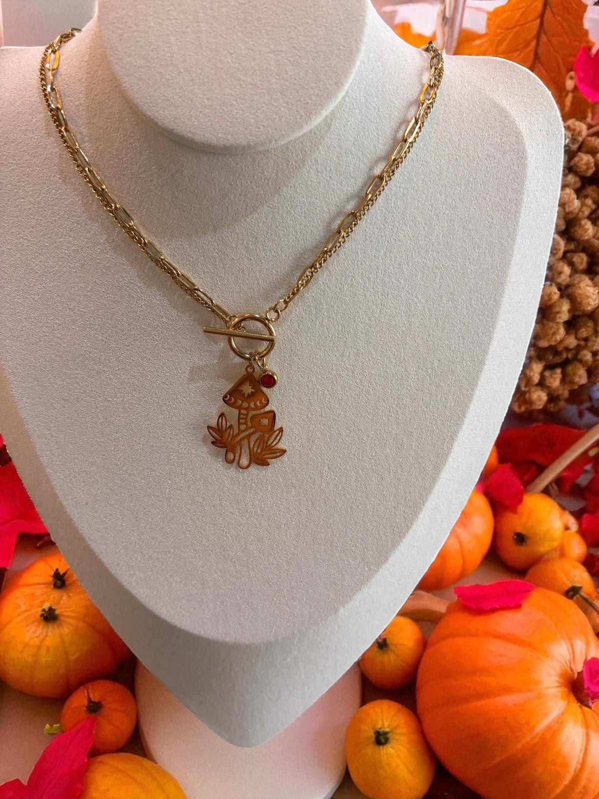 Collier ciselé champignon de Jessica Deelyah, bijou unique en argenté, motif magique et féerique.