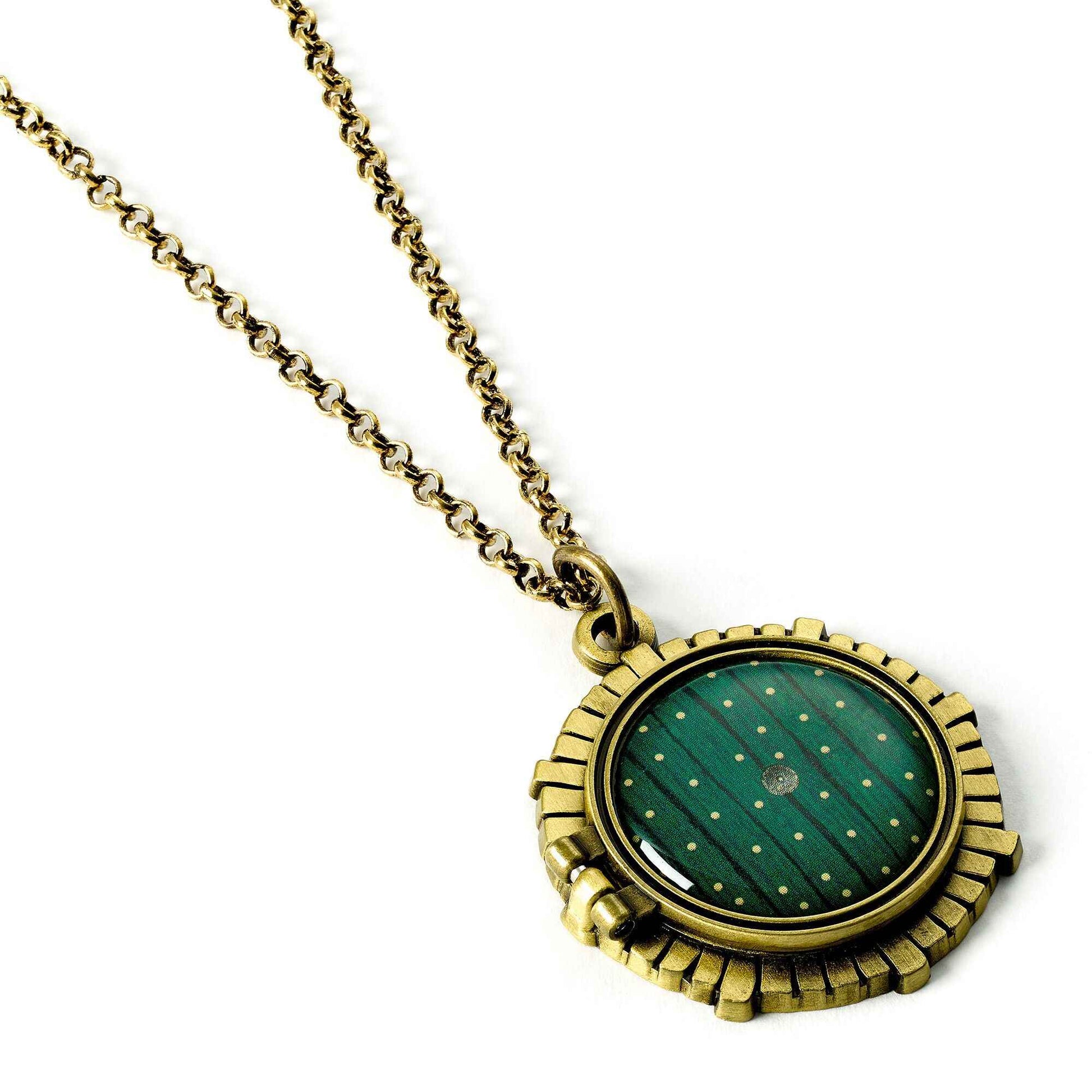 Bijou fascinant, le Collier de porte Hobbit du Seigneur des Anneaux par Ankorstore, dévoile un design inspiré de la célèbre porte verte avec un heurtoir rond, et renferme un message secret captivant.