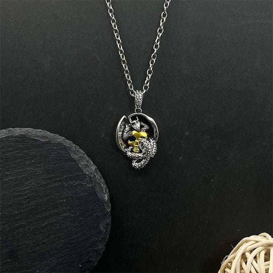 Collier en forme de crâne de dragon viking pour homme par GemMeet, mettant en avant le design audacieux et la mystique nordique.