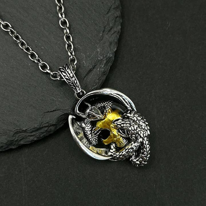 Collier en forme de crâne de dragon viking pour homme de GemMeet, un bijou fascinant qui incarne la puissance de la culture nordique.