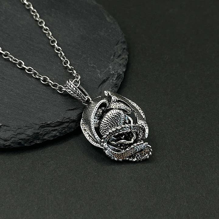 Détails du collier en forme de crâne de dragon viking conçu par GemMeet, illustrant la qualité exceptionnelle de l'alliage et le style unique.