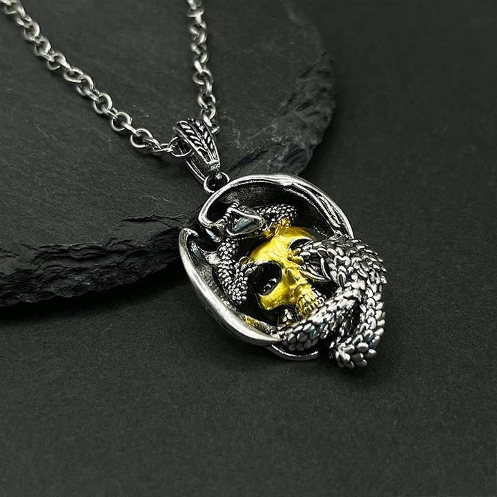 Homme portant le collier en forme de crâne de dragon viking de GemMeet, ajoutant une touche de bravoure à son look quotidien.