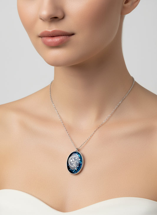 Collier Fée de la lune en argent, conçu par Jessica Deelyah, mettant en avant une fée délicate sur un croissant de lune, ajoutant une touche magique à votre style.
