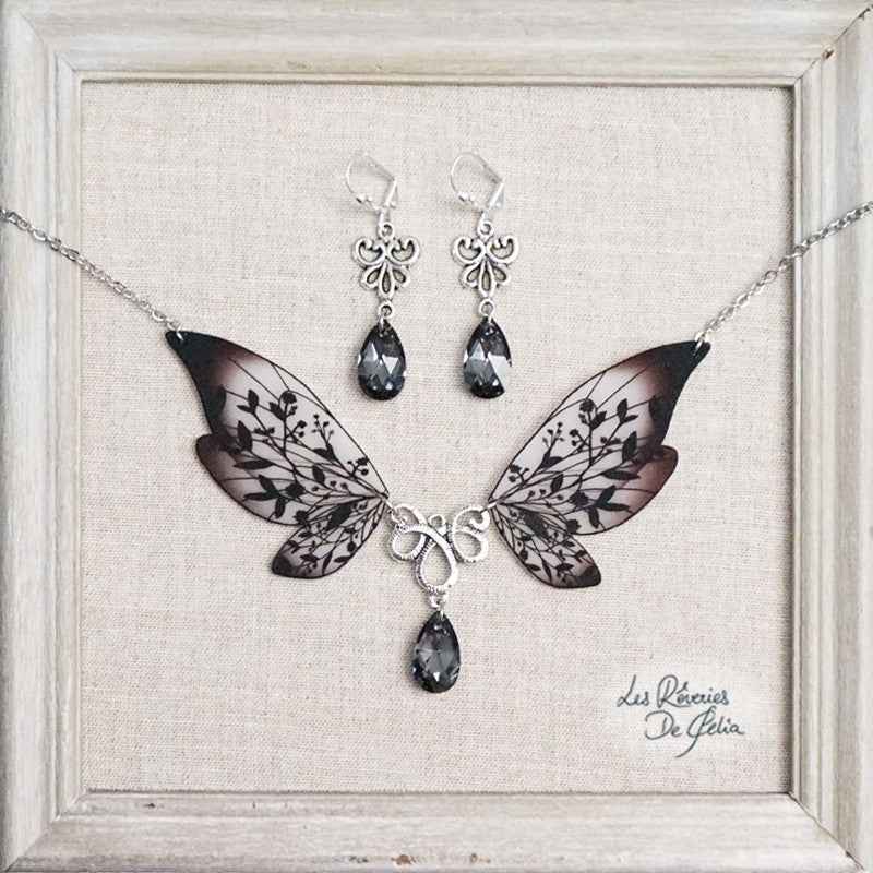 Coffret de bijoux comprenant le Collier Majestiel et les boucles d'oreilles Diane noir, une création envoûtante de Les Rêveries de Célia, alliant élégance et mystère.