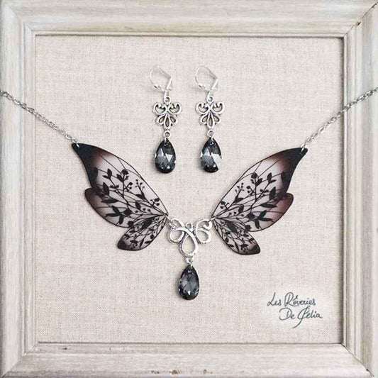 Coffret de bijoux comprenant le Collier Majestiel et les boucles d'oreilles Diane noir, une création envoûtante de Les Rêveries de Célia, alliant élégance et mystère.