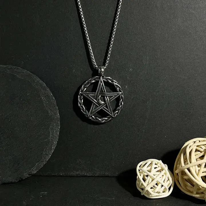 Présentation du collier pentagramme de lune en acier inoxydable de GemMeet, un symbole ésotérique et tendance, parfait pour les passionnés de magie.