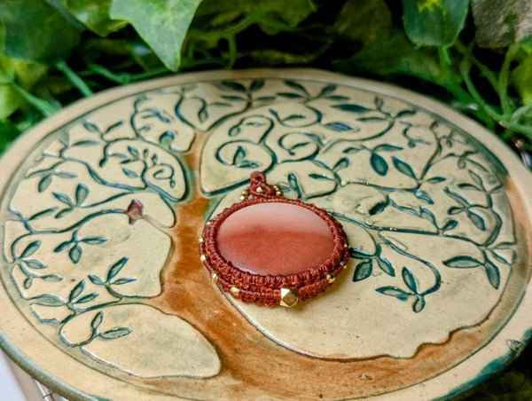 Collier terracotta et aventurine de Les fils ensorcelés, un bijou fait main alliant élégance et chaleur, parfait pour les occasions spéciales.