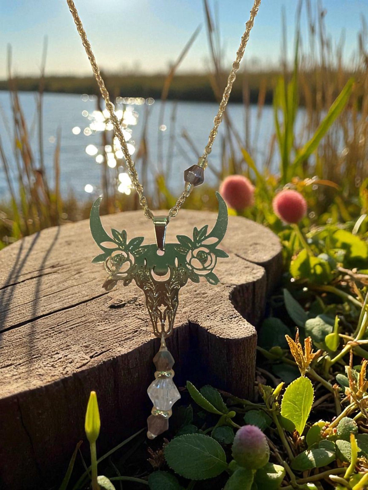 Collier tête ciselée de Jessica Deelyah, une création artisanale en argent accentuant l'élégance et l'originalité.
