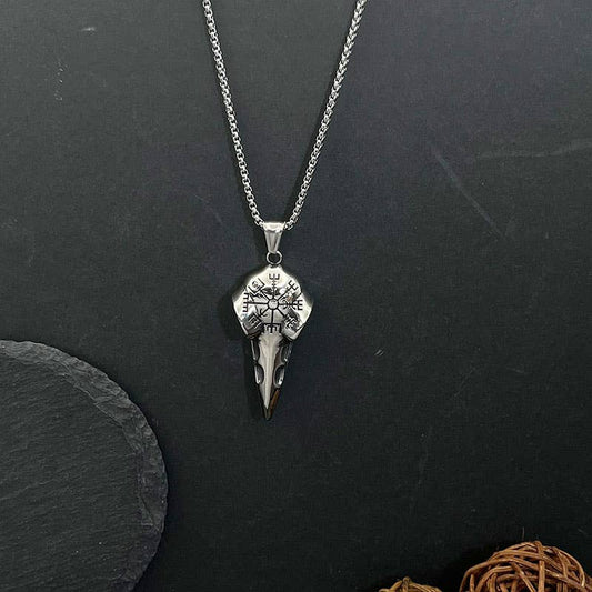 Détails captivants du collier vintage avec pendentif en forme de compas en forme de tête de corbeau viking de GemMeet, un bijou qui inspire l'exploration.
