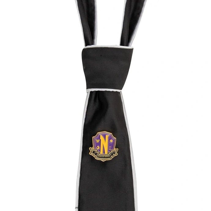 Détail du design unique de la Cravate Deluxe Nevermore Academy avec pin’s - Cravate Wednesday, une création de LA FORET ENCHANTEE CONCEPT STORE.