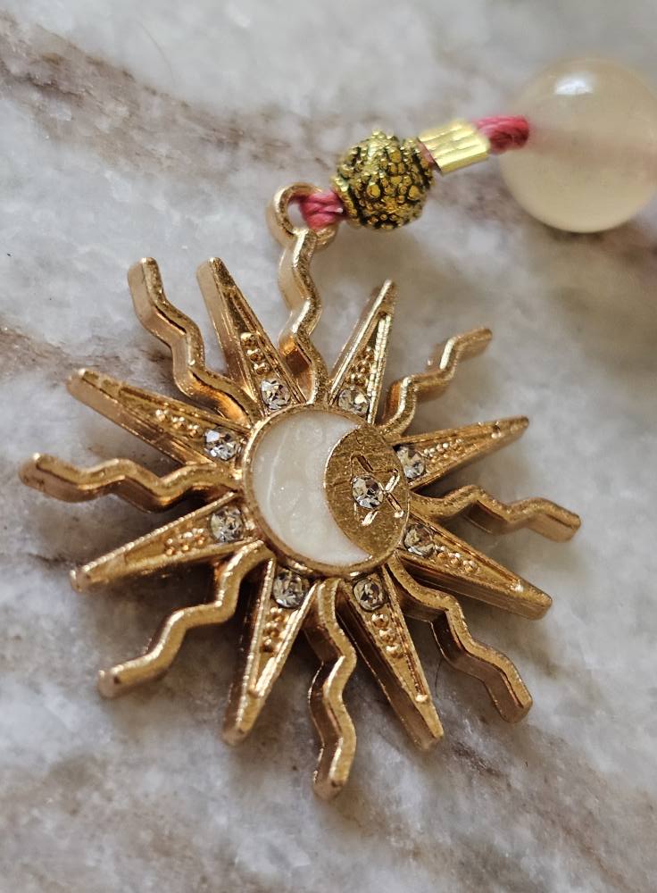 Échelle de Sorcière de LhanisaCréa – Protection et Énergies Positives, mettant en avant ses 9 pierres naturelles et nœuds mystiques dans un cadre enchanteur.