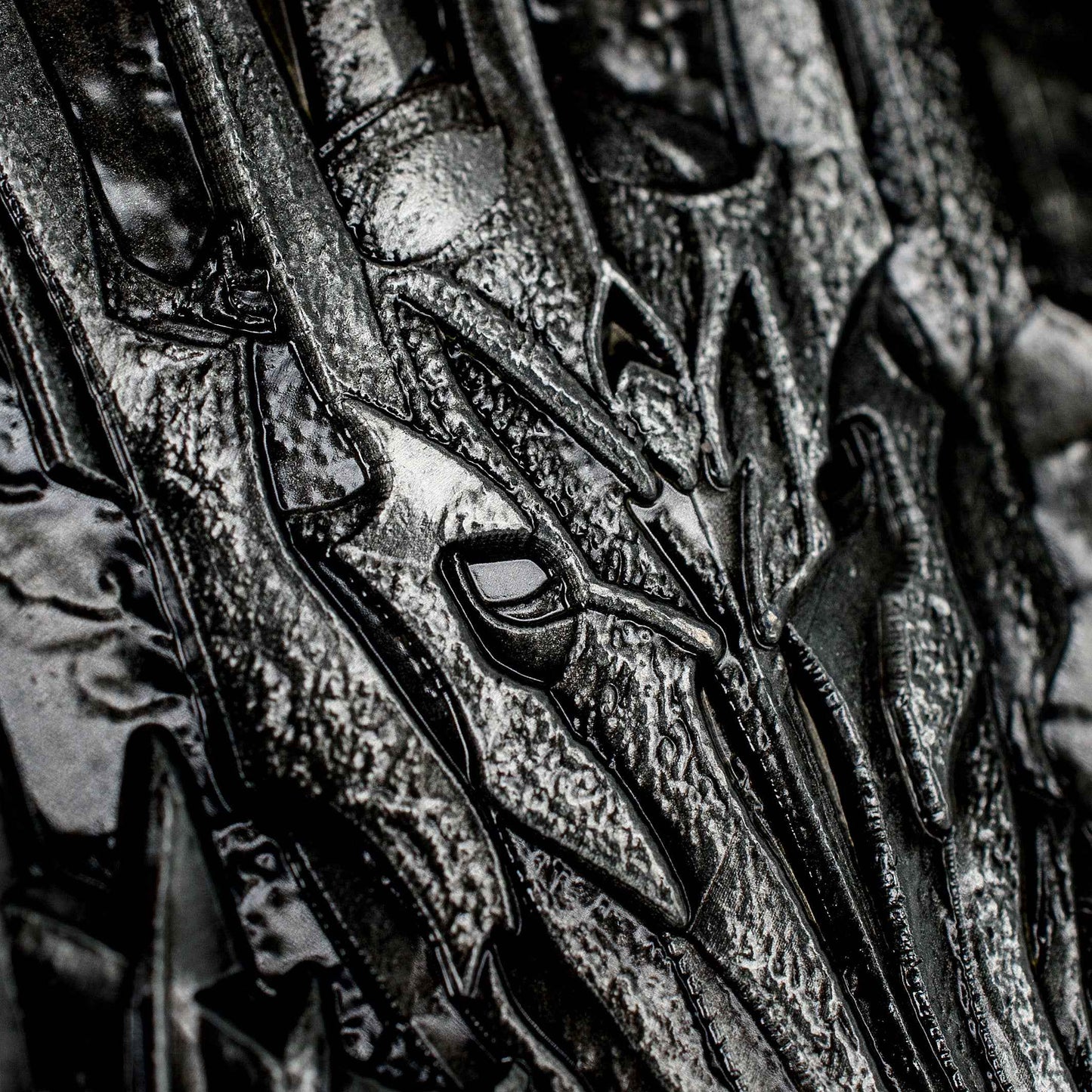 La pièce de collection Le Seigneur des Anneaux : L'Œil de Sauron d'AAA Merchandise Limited sur une étagère, ajoutant une touche de mystère à toute décoration.